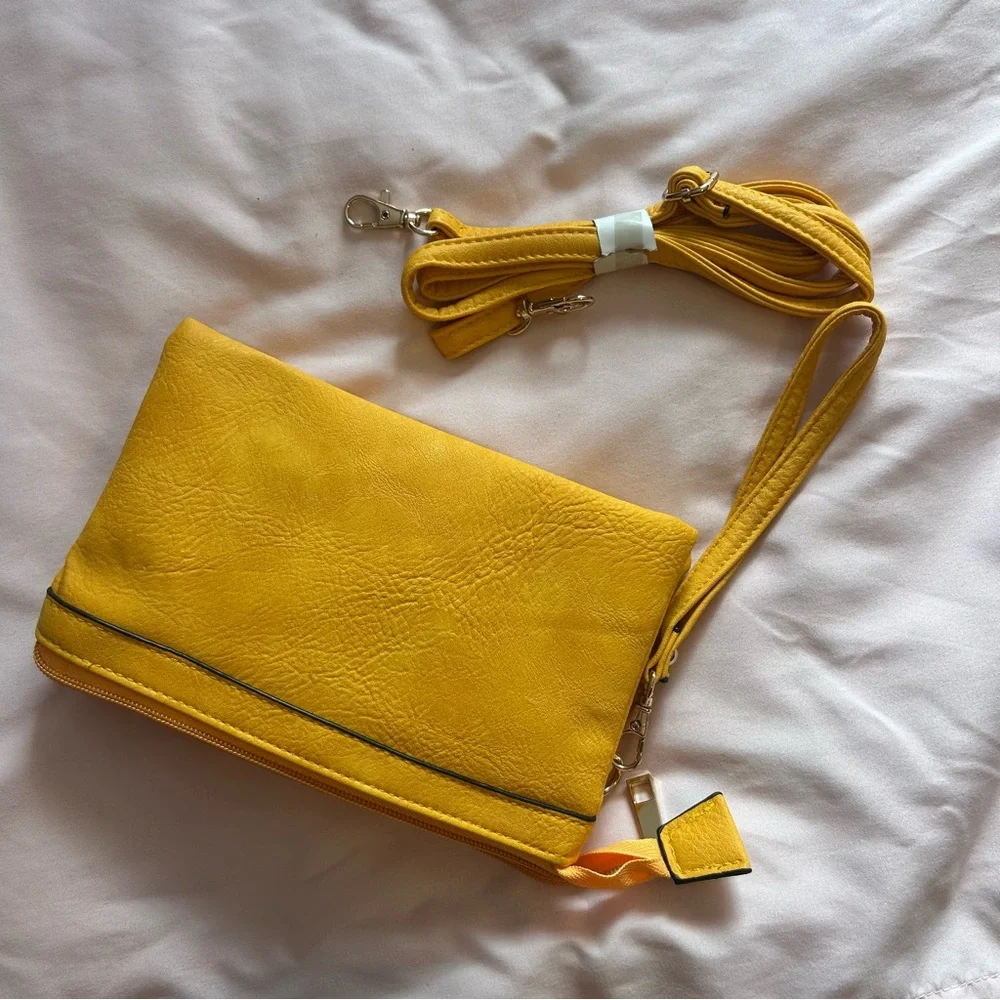 Yellow LA2LA Purse/Wristlet – Never Used